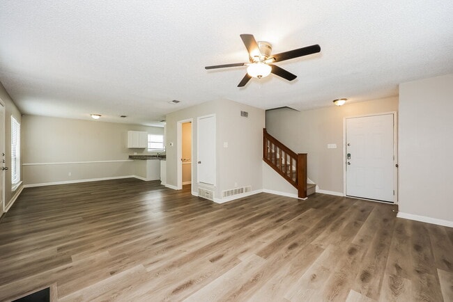 Photo - 1804 Lincolnshire Way