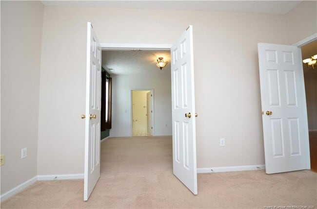 Building Photo - Well maintained 2nd-story condo