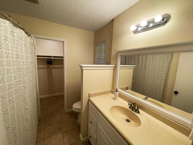 Photo - 925 Peggotty Pl