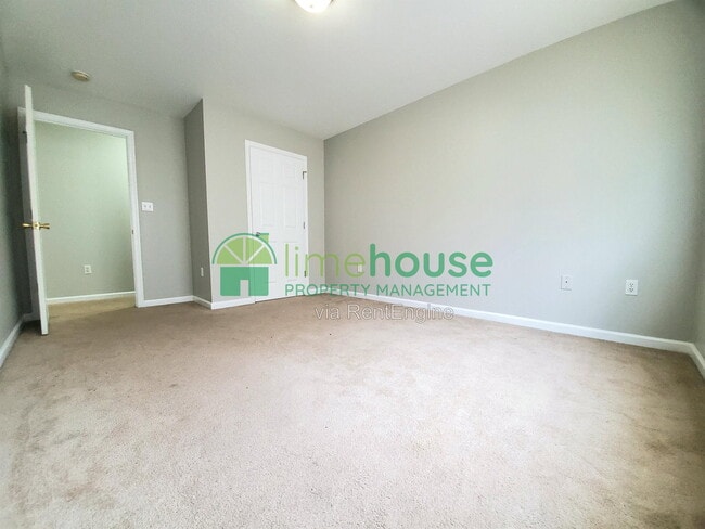 Photo - 420 W 30th St