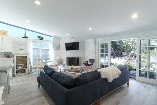 Building Photo - Quintessential Ventura Beach House | Furnished 3 Bed, 2 Bath | Pierpont Beach | Monthly Rental