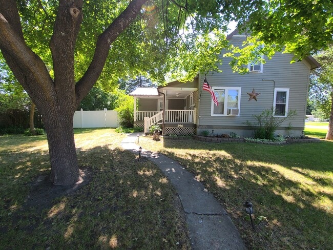 Photo - 396 8th Avenue East N