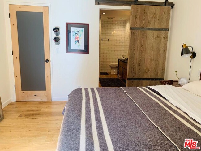 Photo - 950 Kings Rd Unidad 353