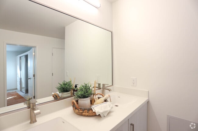 2BR, 2BA-908 SF