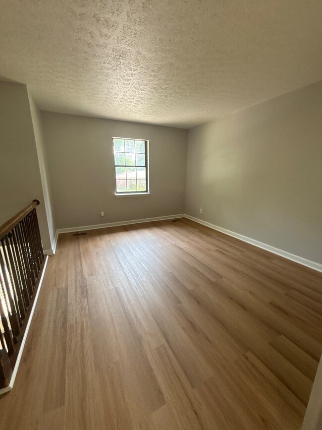 Photo - 418 Lyndon Ln