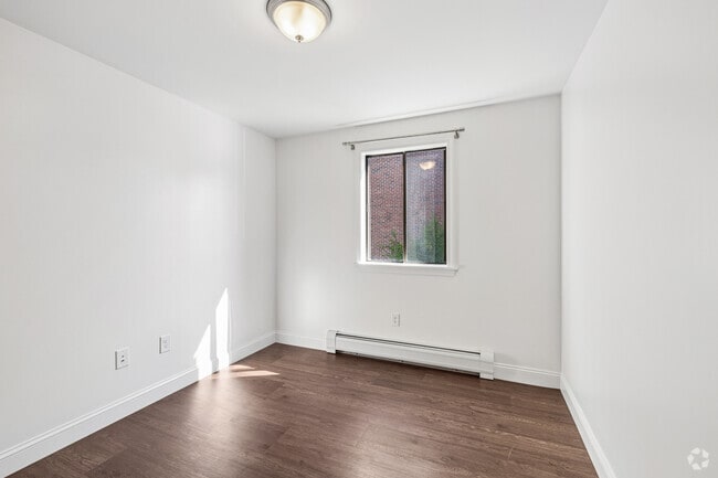 3BR, 1BA - 955SF - Bedroom