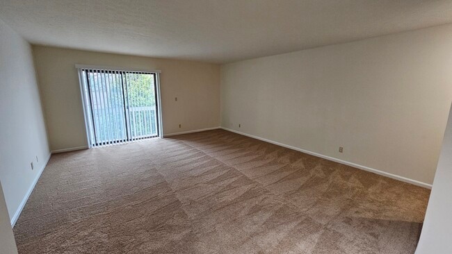 2BR, 2BA - 1100 SF - Living Room