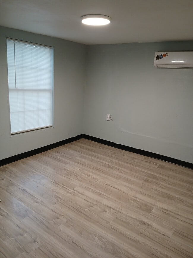 Building Photo - 310 W Magnolia Ave Rental