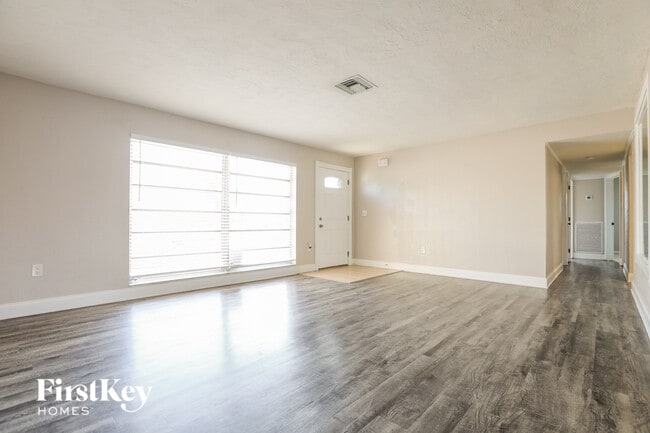 Photo - 63 Rotonda Cir