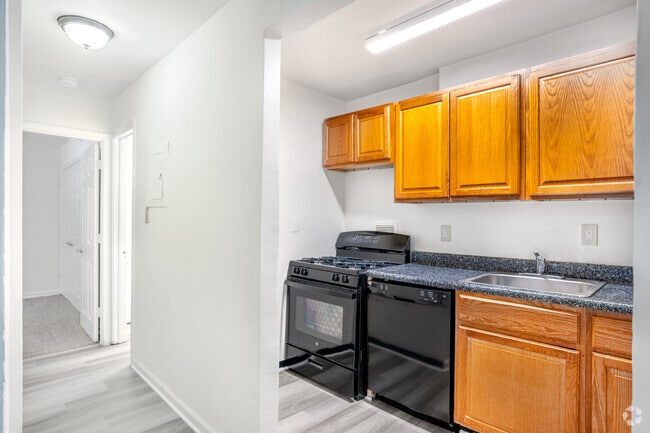 2BR, 1BA - 675SF - Kitchen
