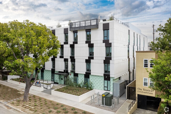 Building Photo - Solaire Venice Rental