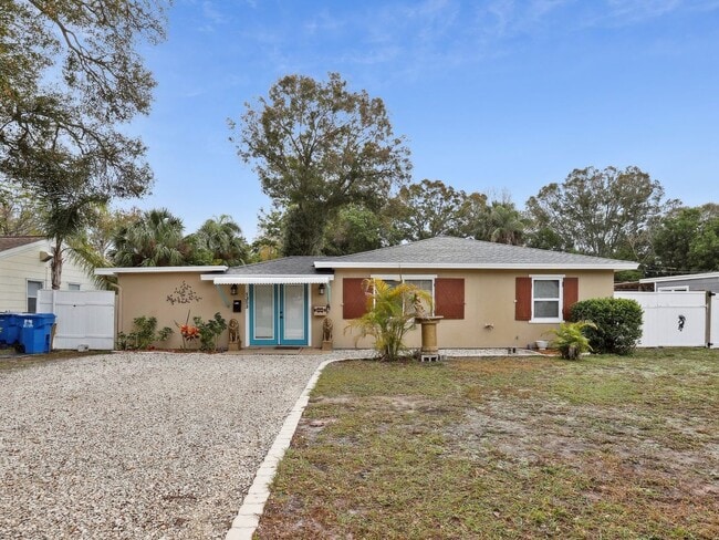 Photo - 1353 Canterbury Rd N