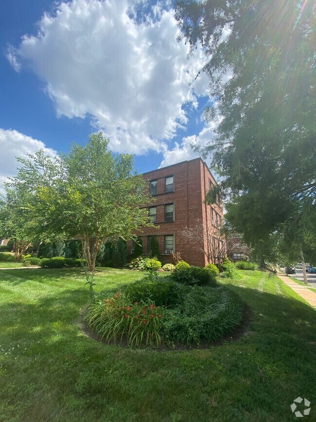 Building Photo - Updated Studio Apt in Dogtown! Unit 6244 Oakland Ave #210
