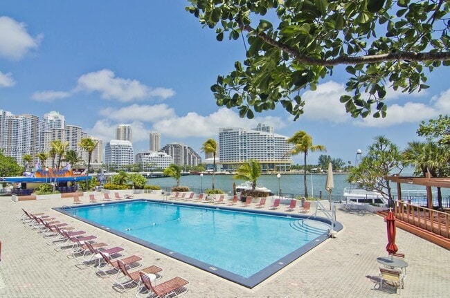 Building Photo - 999 Brickell Bay Dr Unit 1109 Rental