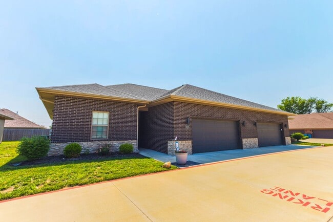 Building Photo - NEW LUXURY 3 BED 2 BATH 2 CAR GARAGE DUPLEX Rental