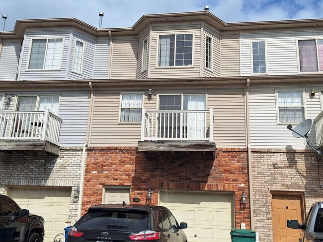 Photo - Amazing Shelby Twp Townhome