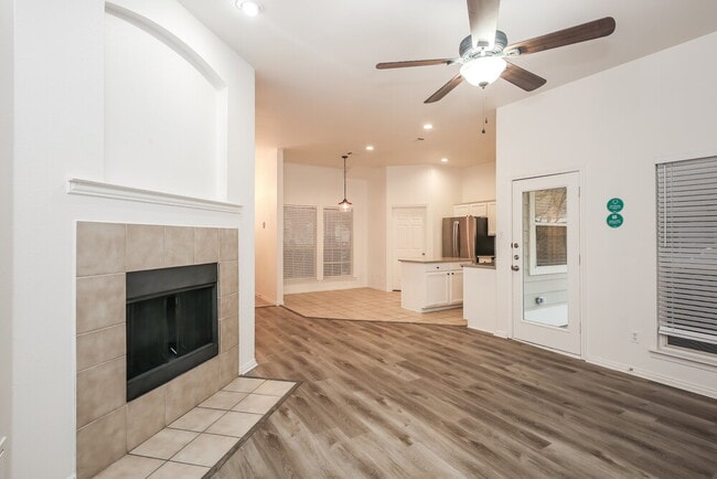 Photo - 308 Creekview Dr