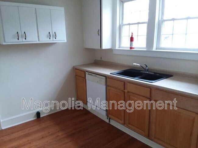 Photo - 410 Young St