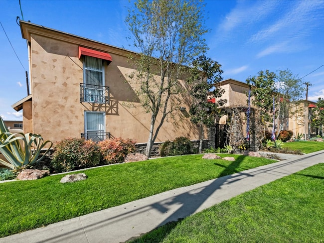 Photo - 16229 Woodruff Ave Unidad 44