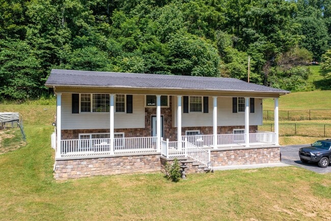 Building Photo - 3 br/ 2 bath home, private setting with garage/workshop