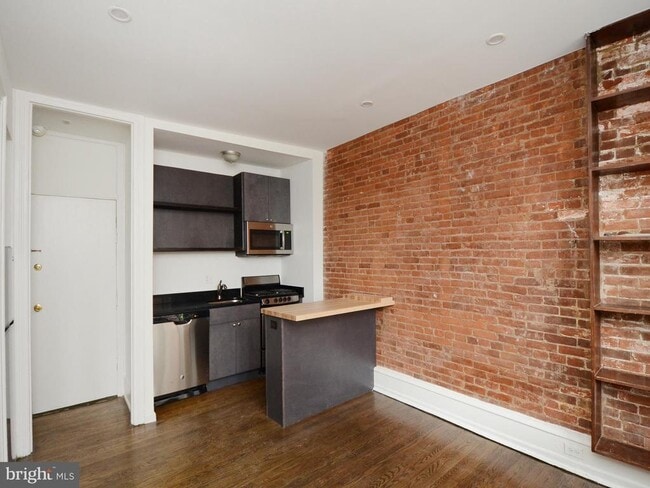 Building Photo - 1904 Spruce St Unit 2R Rental