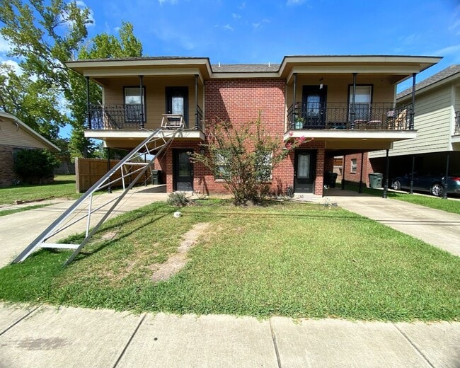 Building Photo - 2-Bed, 2.5-Bath Townhouse Near McNeese State University!! Unit 325 East Sale Road