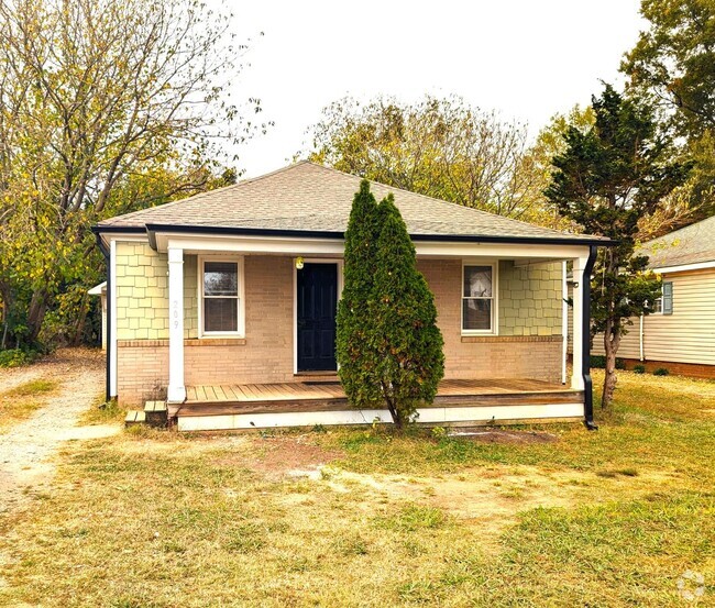 Building Photo - Downtown Huntersville!  Remodeled Home!