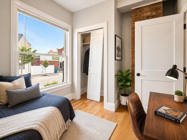 Photo - 619 E 5th St