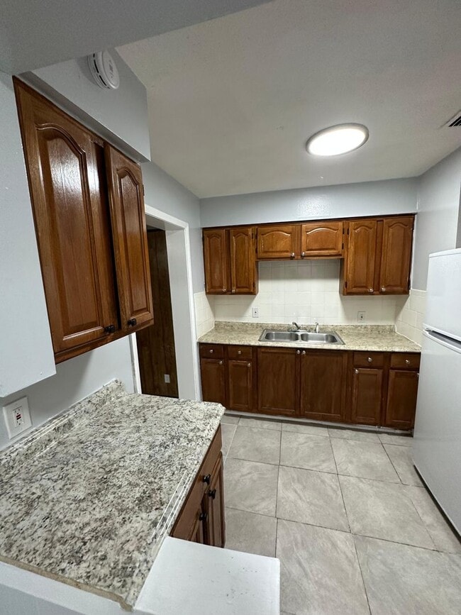 Building Photo - Fully Renovated 3/2 Available for Immediat... Rental