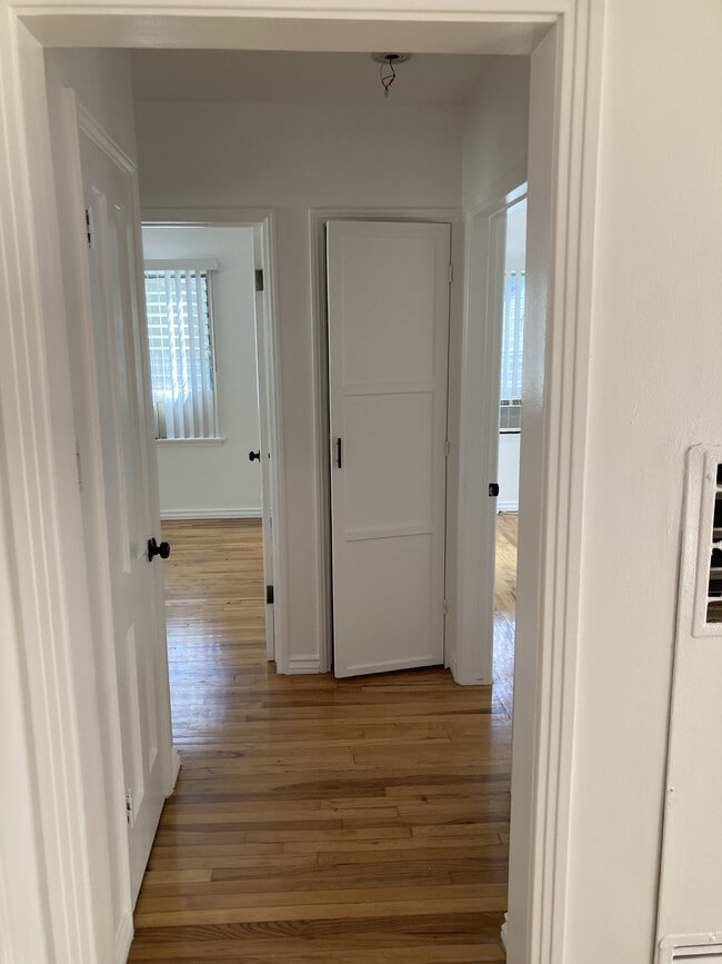 Photo - 1032 N Croft Ave Apartamentos