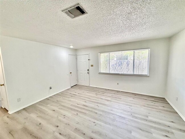 Photo - 403 Country Aire Dr