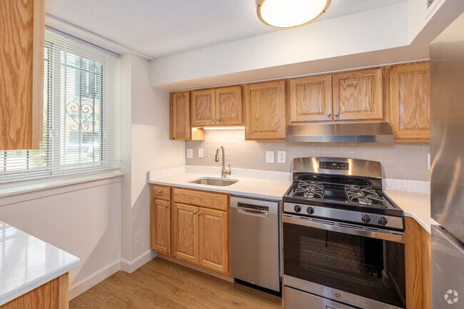 Townhome 2BR, 1BA - 765SF - Kitchen
