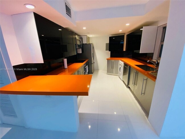 Photo - 1881 Washington Ave Unidad 2D