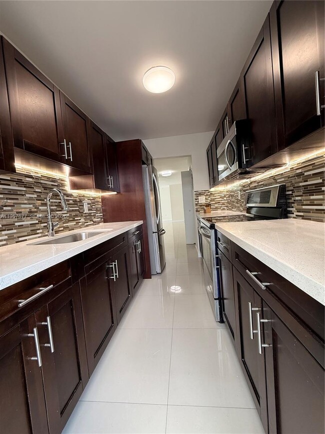 Building Photo - 10001 W Bay Harbor Dr Unit 206