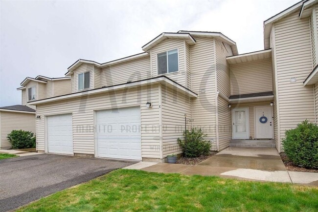 Building Photo - **COMING SOON** Fresh & Private Townhome
