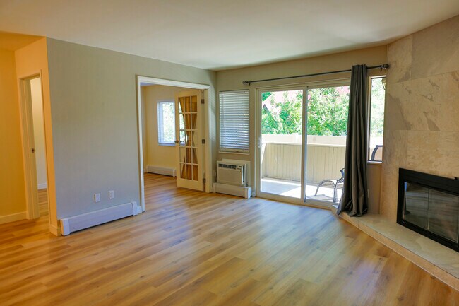 Building Photo - 3120 Corona Trl Unit 102