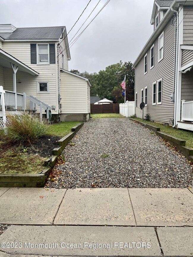 Photo - 1715 White St