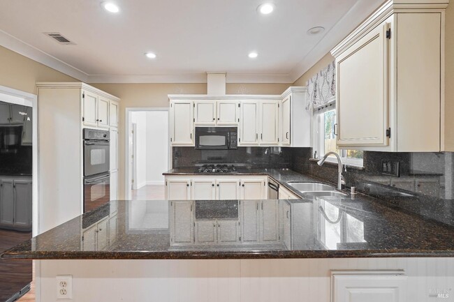 Photo - 606 Roscommon Pl