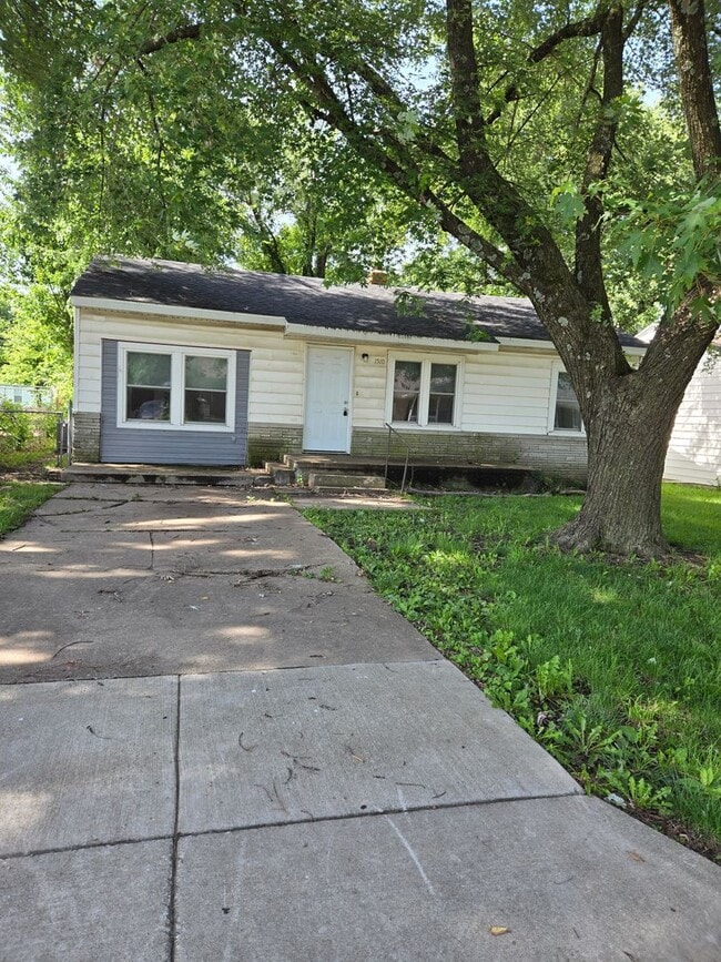 Building Photo - Spacious 4-Bedroom Home with Large Fenced Yard in a Quiet Neighborhood