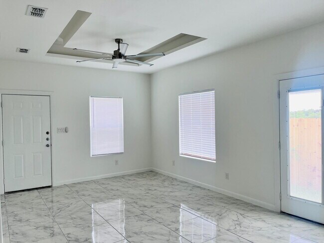 Photo - "Chic 2-Bed, 2-Bath Alton Apartment with Elegant Granite Touches!" Unidad 5, 1420-5 Yankton
