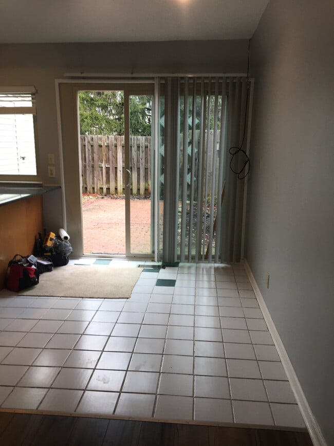 Eat in Kitchen - 1008 Manor Ln Unit K