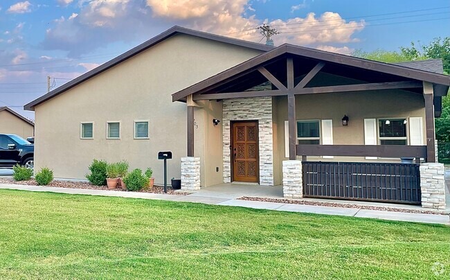 Building Photo - 703 Santa Fe Trl E Rental