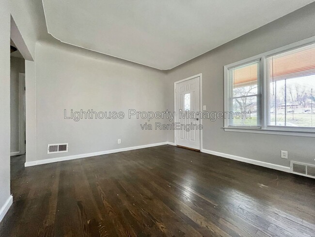 Photo - 809 Eastern Ave NE