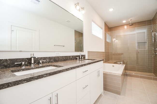 Building Photo - 11119 Savannah Woods Ln