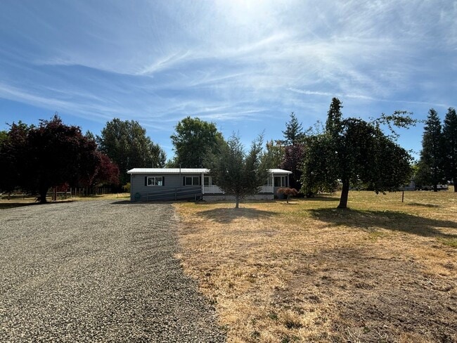 Building Photo - Home in the Country!