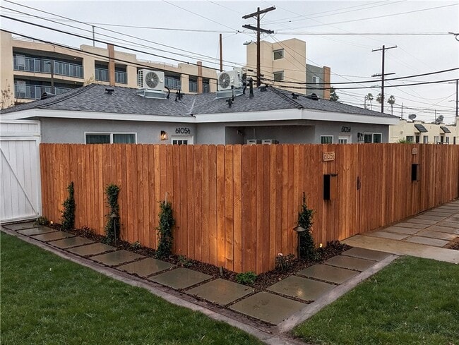 Building Photo - 6105 S Hobart Blvd Unit 1/2