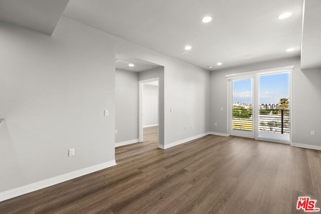 Photo - 7428 Santa Monica Blvd Unidad 308