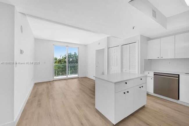 Photo - 3500 Coral Wy Unidad 409