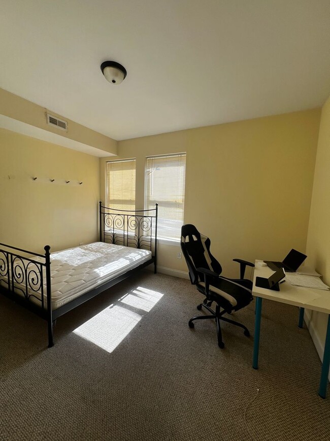 Building Photo - 676 N 33rd St Unit 3F Rental