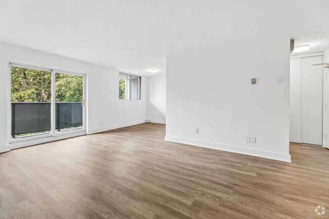 2BR, 1BA - 898SF - Living Room